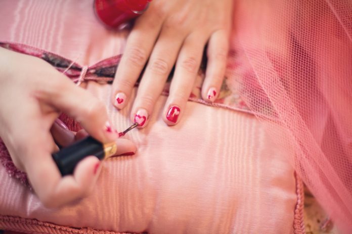 painting-fingernails-nail-polish-hearts-valentine-37553(1)