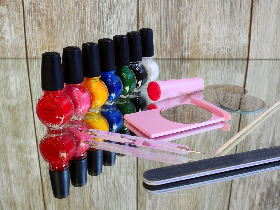 Nagellack Flaschen aufgereiht