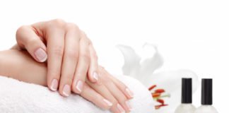 Hände einer Frau mit French Manicure
